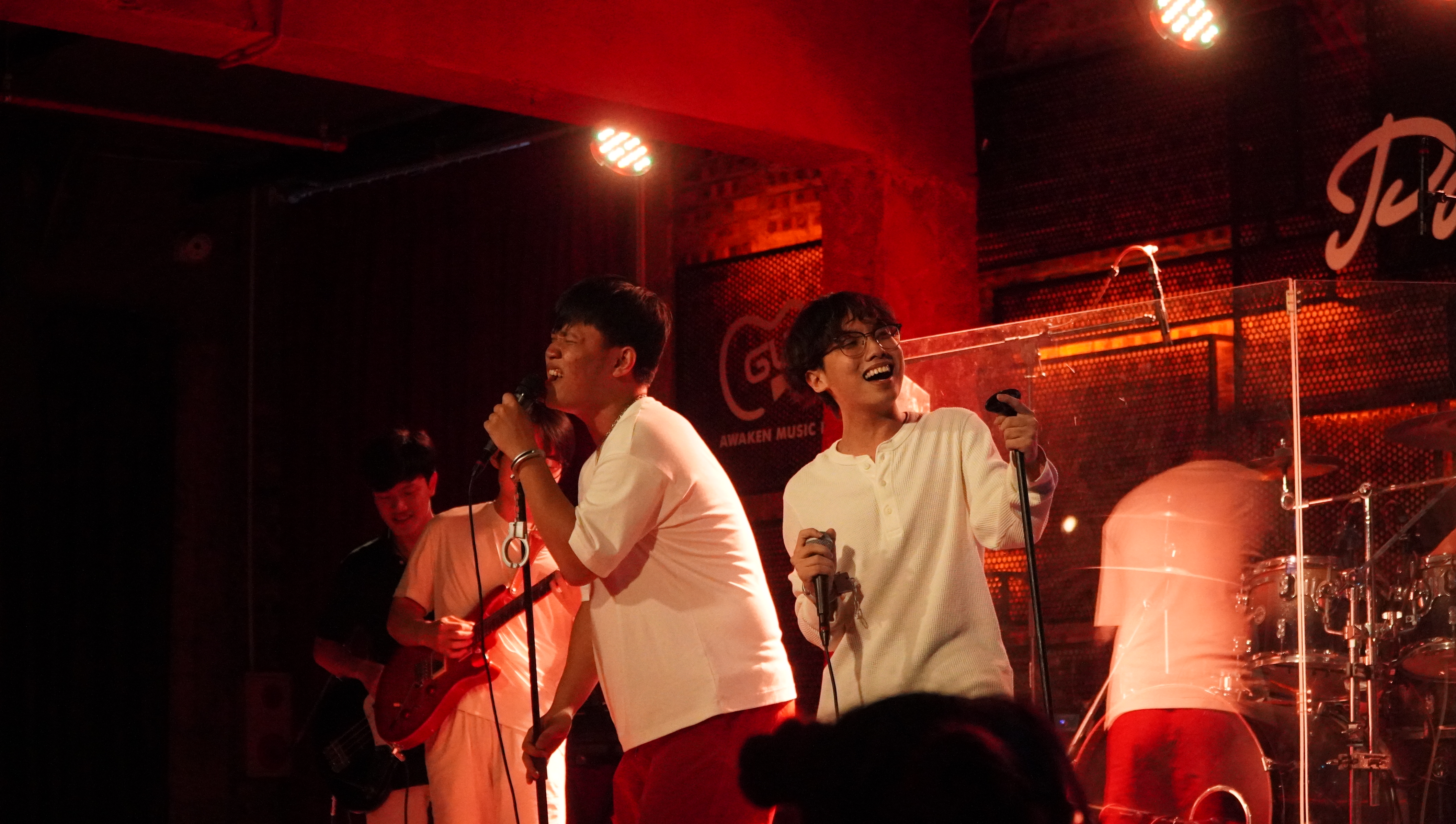 Dang Khoa singing with friends at a music club show